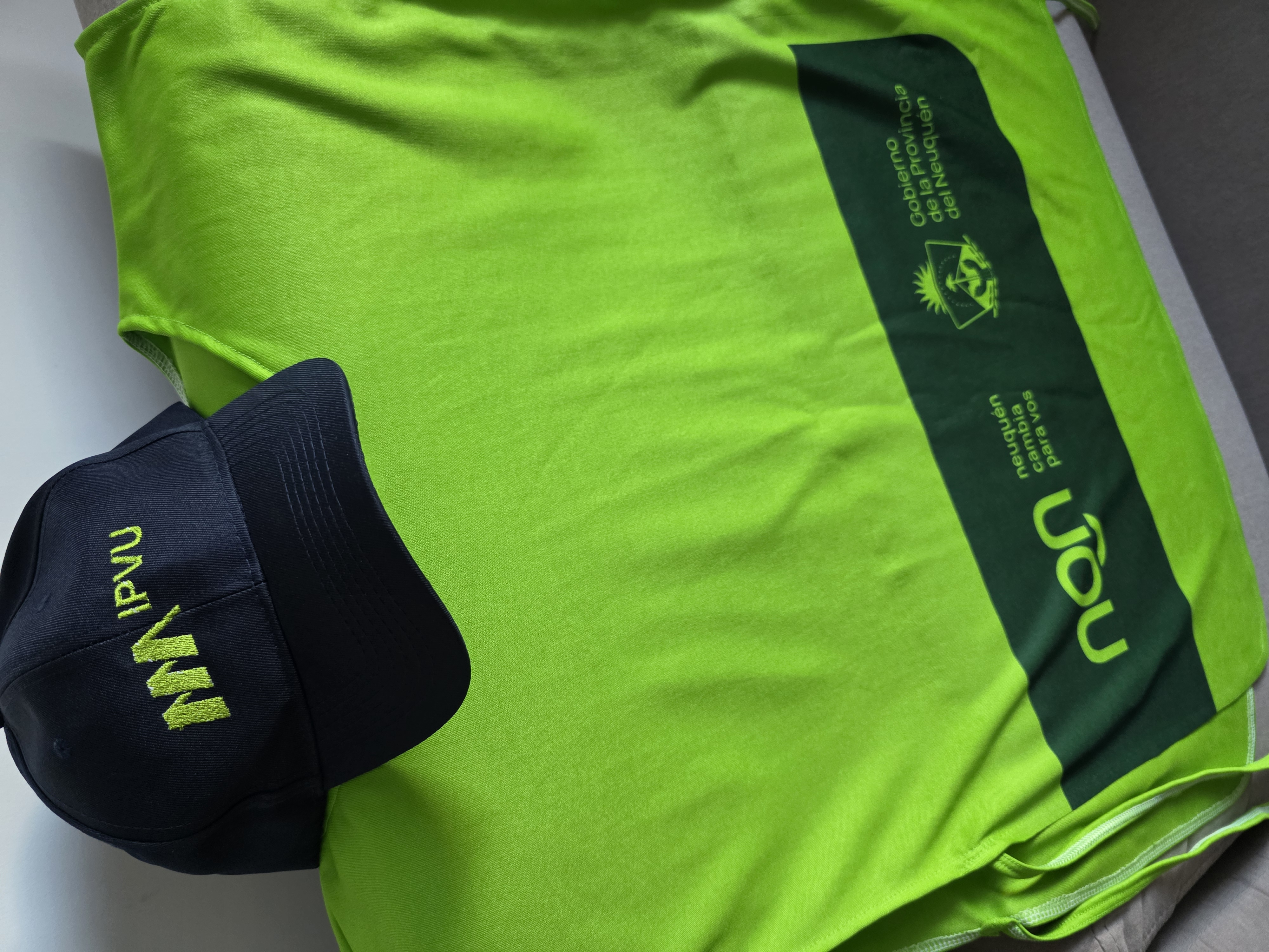Camiseta y musculosa deportiva